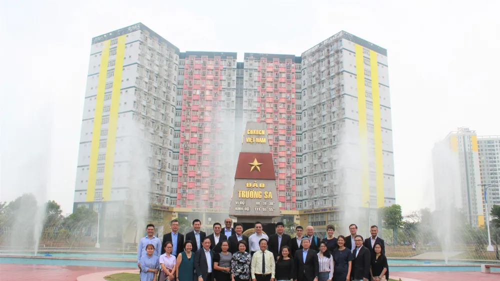 Đoàn làm việc của ĐH Công nghệ Nanyang tham quan Ký túc xá ĐHQG-HCM. Ảnh: Ban ĐN&PTDA ĐHQG-HCM