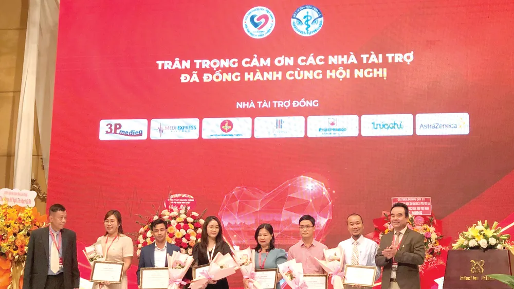 Đại diện BTC tặng hoa cho các đơn vị tài trợ trong đó có Pymepharco