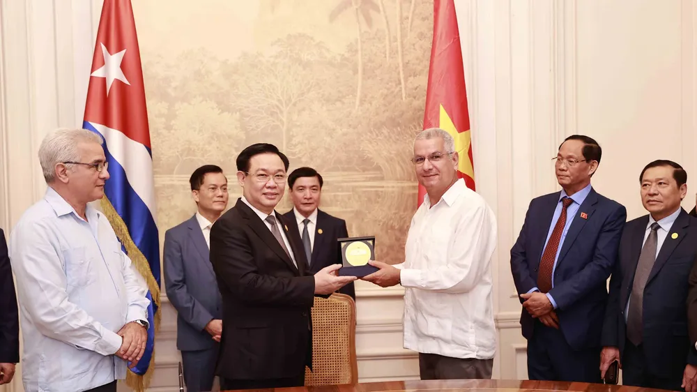 Chủ tịch Quốc hội Vương Đình Huệ tặng quà lưu niệm Trung tâm Fidel Castro Ruz. Ảnh: TTXVN