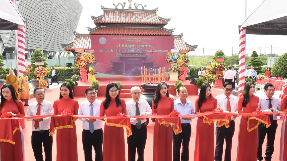 Các đại biểu thực hiện nghi thức cắt băng khánh thành đình thần An Khánh. Ảnh: VIỆT DŨNG 