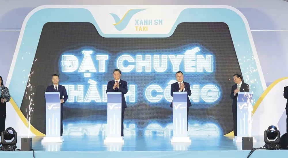 Các đại biểu thực hiện nghi thức bấm nút khai trương hãng taxi thuần điện đầu tiên tại Việt Nam - Xanh SM