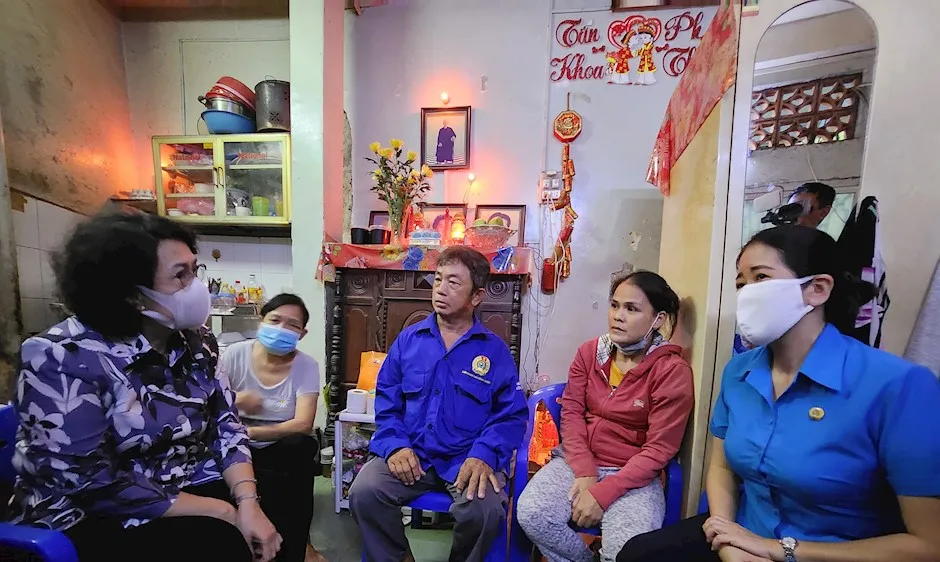 Bí thư Quận ủy Quận 1 Tô Thị Bích Châu trao quà cho đoàn viên công đoàn nghiệp đoàn xe ôm và gia đình. Ảnh: hcmcpv