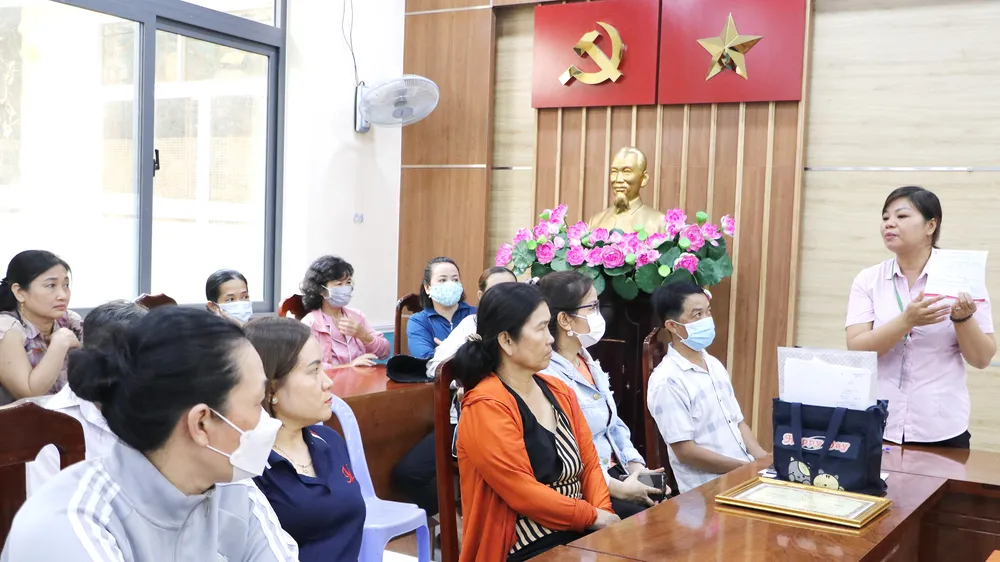 Cán bộ Ngân hàng Chính sách xã hội quận 12, TPHCM hướng dẫn thủ tục vay vốn ưu đãi cho người dân. Ảnh: NGÔ BÌNH