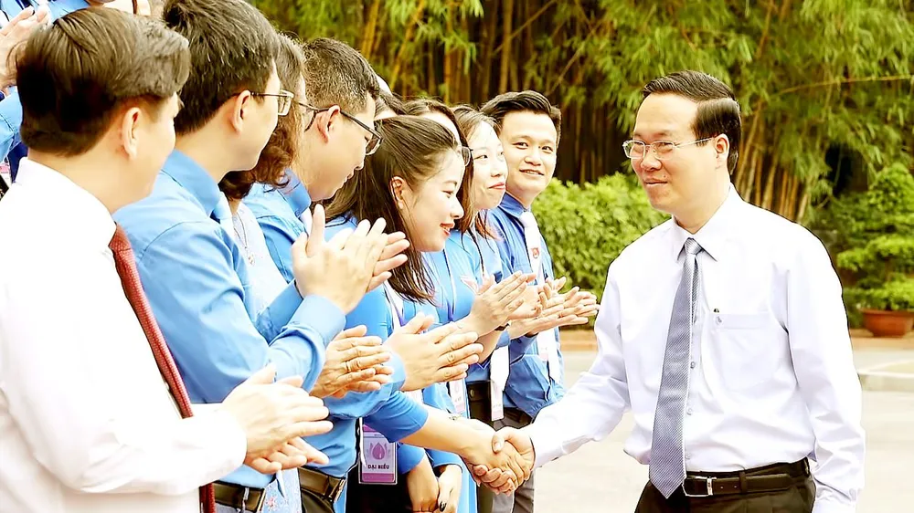 Chủ tịch nước Võ Văn Thưởng với các thanh niên tiên tiến tiêu biểu làm theo lời Bác Hồ thuộc Khối các cơ quan trung ương. Ảnh: TTXVN 