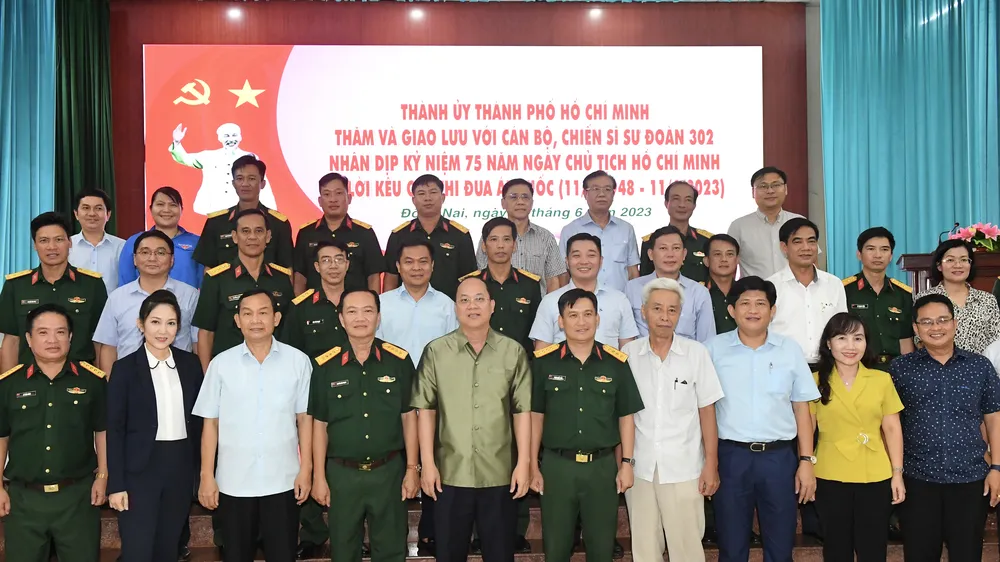 Đoàn đại biểu Thành ủy TPHCM thăm và làm việc với cán bộ, chiến sĩ Sư đoàn 302. Ảnh: VIỆT DŨNG