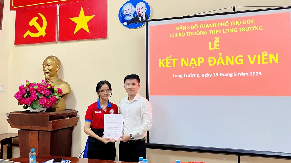 Học sinh xuất sắc 12 năm liền ở TP Thủ Đức được đứng vào hàng ngũ của Đảng 