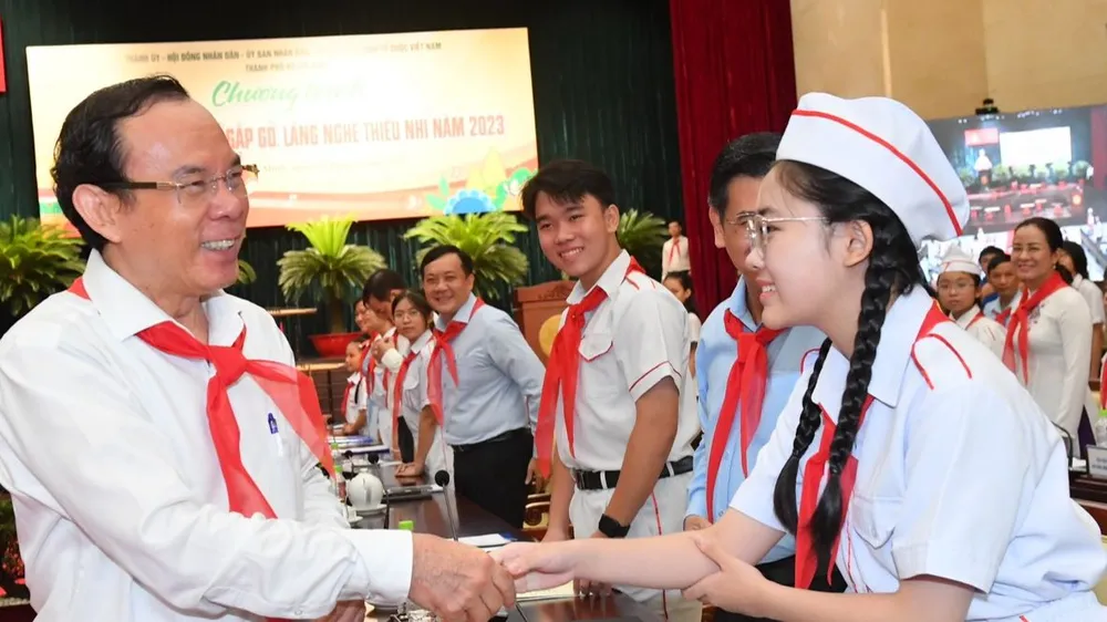 Bí thư Thành ủy TPHCM Nguyễn Văn Nên gặp gỡ thiếu nhi TPHCM. Ảnh: VIỆT DŨNG 