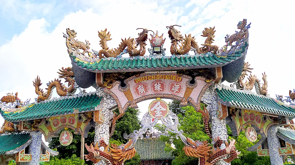 Cổng chính uy nghi với những tượng rồng chầu