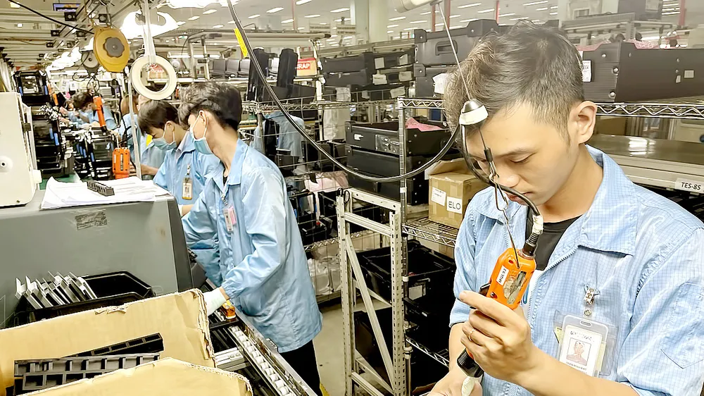 Công nhân nhà máy Datalogic sản xuất thiết bị điện từ tại Khu Công nghệ cao TPHCM. Ảnh: HOÀNG HÙNG