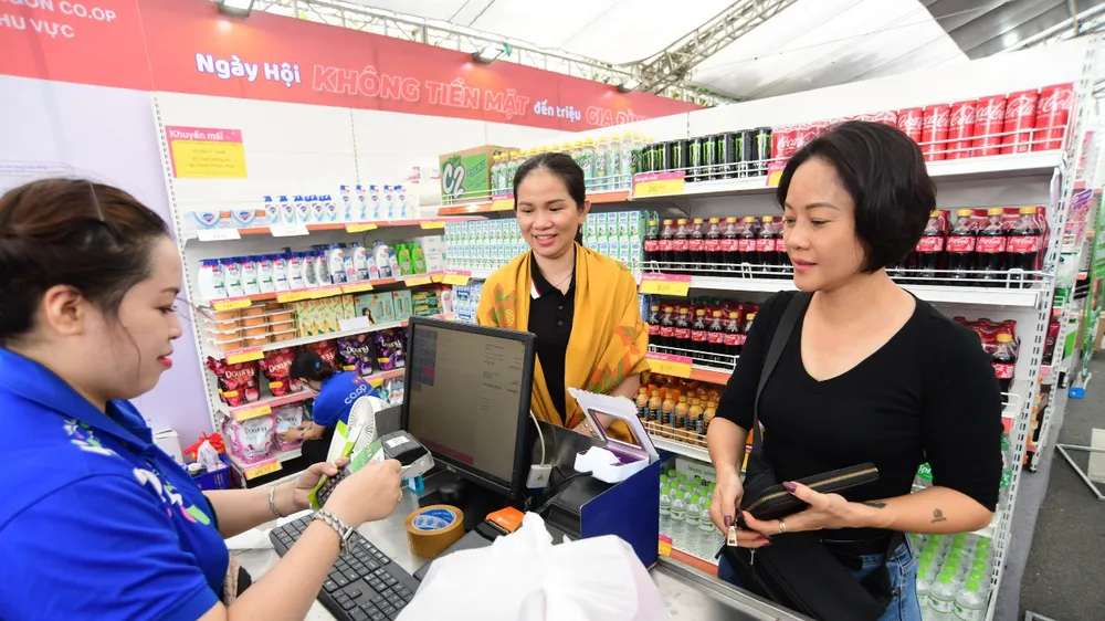 Khách hàng thanh toán không tiền mặt tại các điểm mua sắm