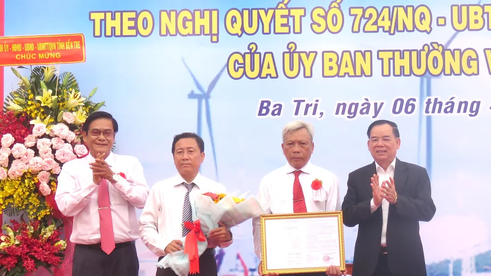 Chủ tịch UBND tỉnh Bến Tre Trần Ngọc Tam trao quyết định và hoa chúc mừng Chủ tịch thị trấn Tiệm Tôm