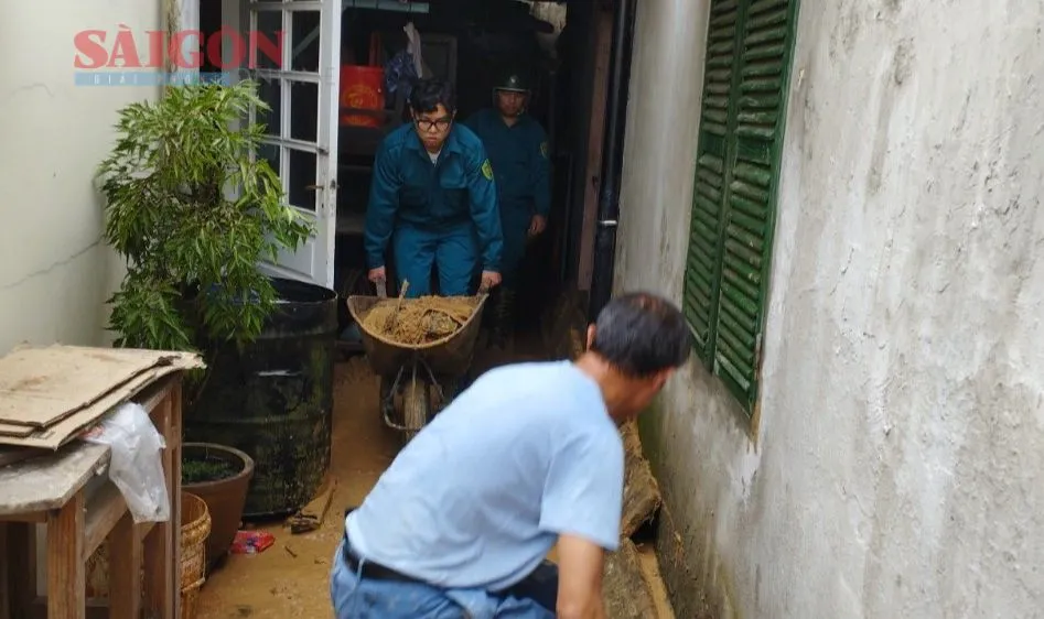 Các lực lượng thuộc UBND phường 3, TP Đà Lạt hỗ trợ người dân khắc phục hậu quả do mưa lớn gây ra
