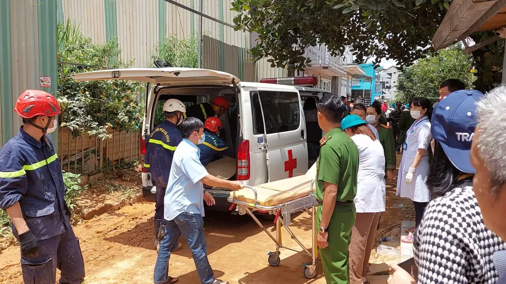 Thi thể 2 nạn nhân được đưa ra khỏi khu vực sạt lở ở Đà Lạt