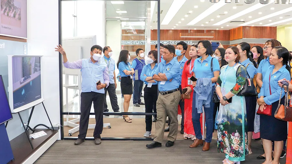 Các công đoàn viên tham quan Nhà máy Samsung, Khu Công nghệ cao TPHCM