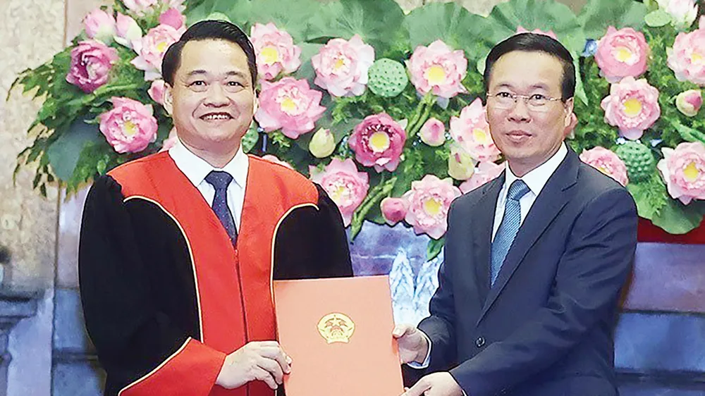 Chủ tịch nước Võ Văn Thưởng trao Quyết định bổ nhiệm chức danh Thẩm phán TAND tối cao cho đồng chí Nguyễn Hồng Nam. Ảnh: TTXVN