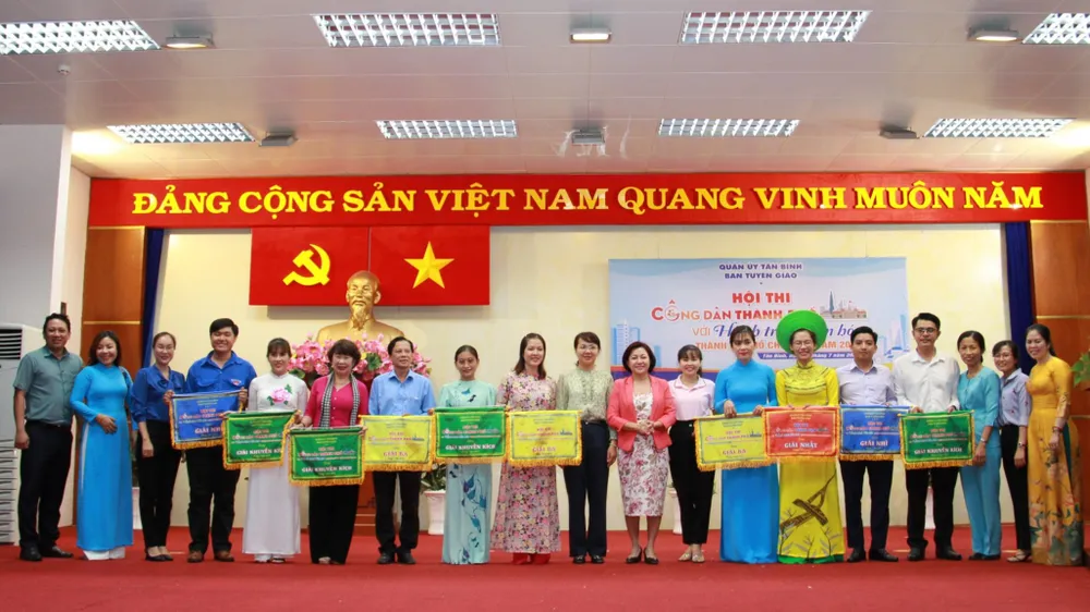 Ban tổ chức hội thi cùng với các đơn vị đoạt giải