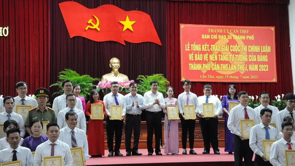 Cần Thơ: Trao giải cho 63 tác phẩm đoạt giải Cuộc thi chính luận về bảo vệ nền tảng tư tưởng của Đảng 