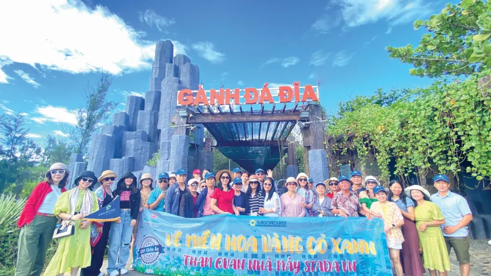 Chụp ảnh lưu niệm tại Gành Đá Dĩa