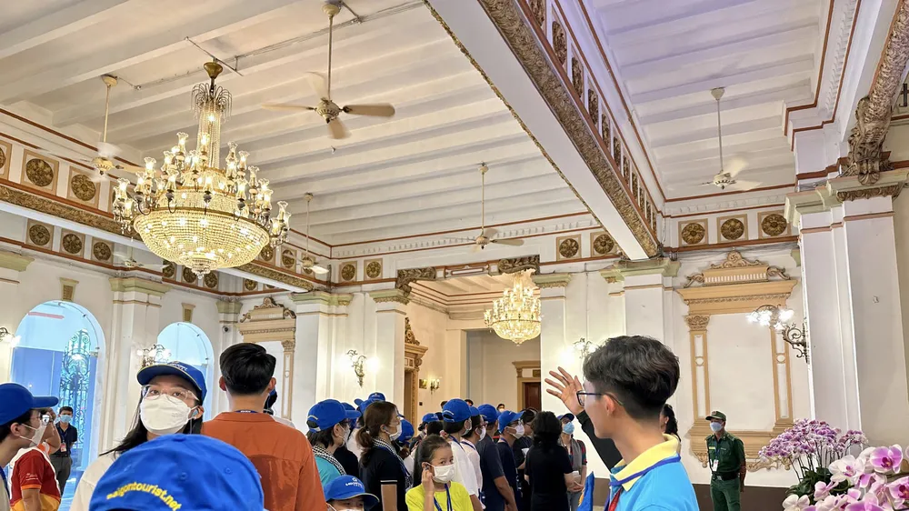 Hướng dẫn viên Saigontourist đưa khách tham quan di tích kiến trúc nghệ thuật trụ sở HĐND - UBND TPHCM