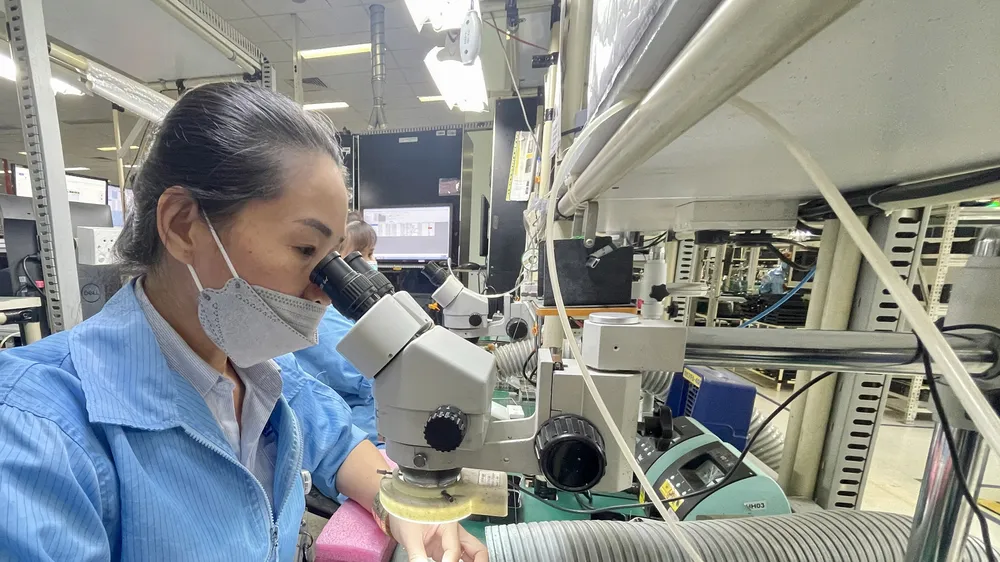 Công nhân làm việc trong một nhà máy tại Khu Công nghệ cao TPHCM. Ảnh: Hoàng Hùng