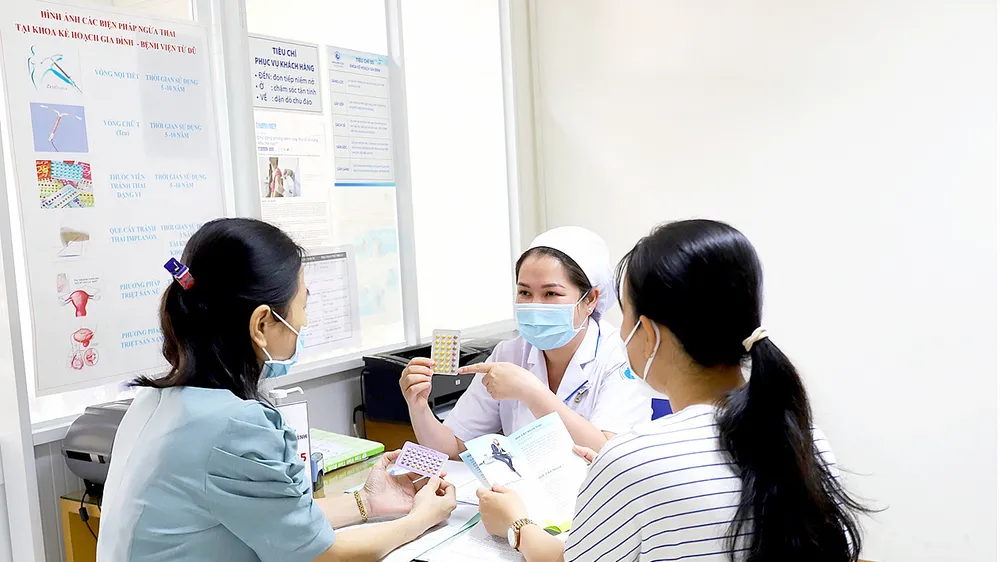 Khoa Kế hoạch gia đình, Bệnh viện Từ Dũ tư vấn biện pháp tránh thai an toàn cho người dân