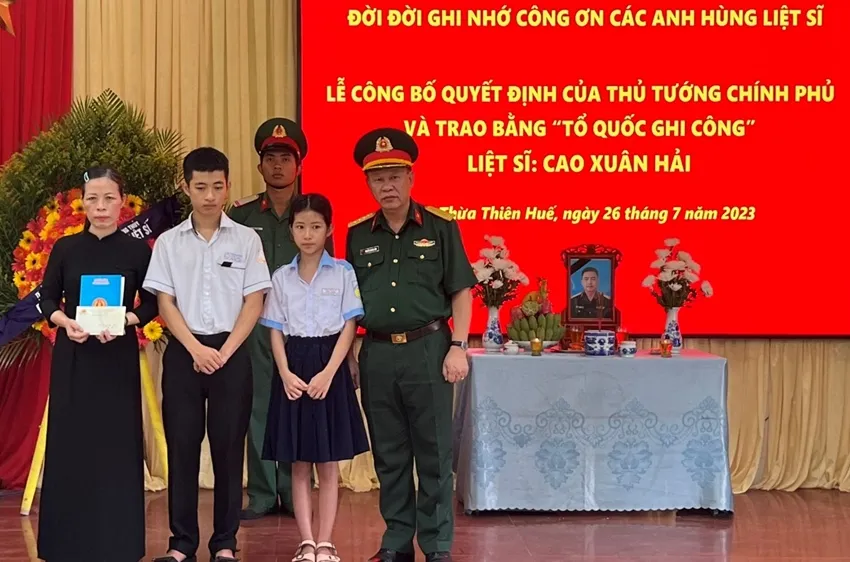 Thân nhân liệt sĩ Cao Xuân Hải tại lễ đón nhận Bằng “Tổ quốc ghi công”
