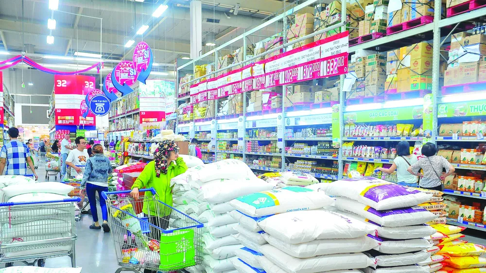 Người tiêu dùng mua gạo tại siêu thị ở TP Thủ Đức, TPHCM 