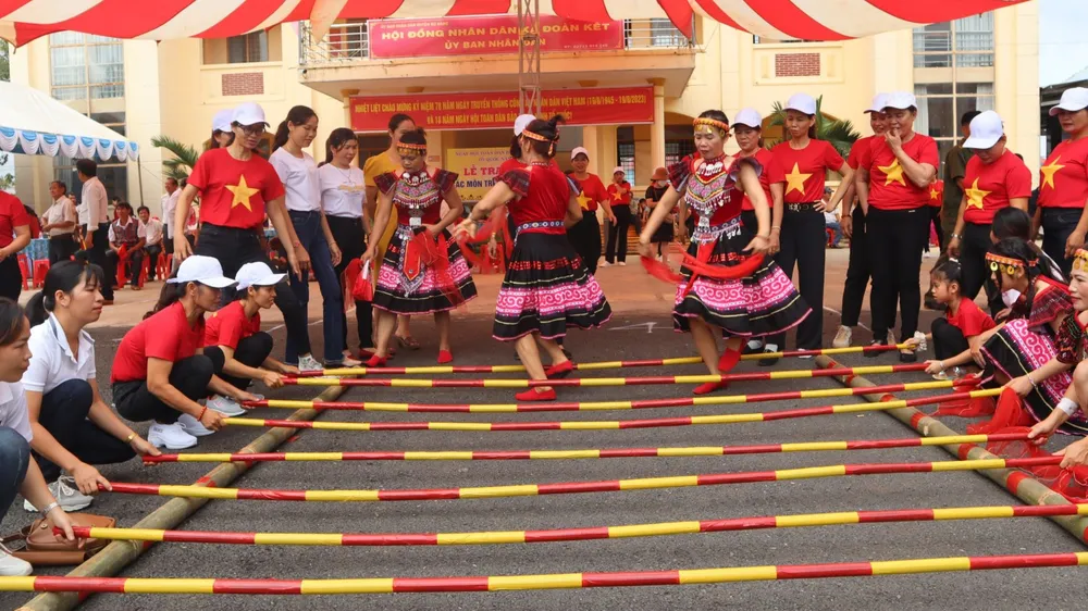 Đồng bào dân tộc thiểu số ở xã Đoàn Kết, huyện Bù Đăng, tỉnh Bình Phước với điệu múa sạp truyền thống. Ảnh: Bùi Liêm