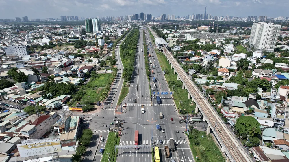 Đổi tên xa lộ Hà Nội, đoạn từ cầu Sài Gòn đến ngã tư Thủ Đức trên địa bàn TP Thủ Đức thành đường Võ Nguyên Giáp. Ảnh: DŨNG PHƯƠNG