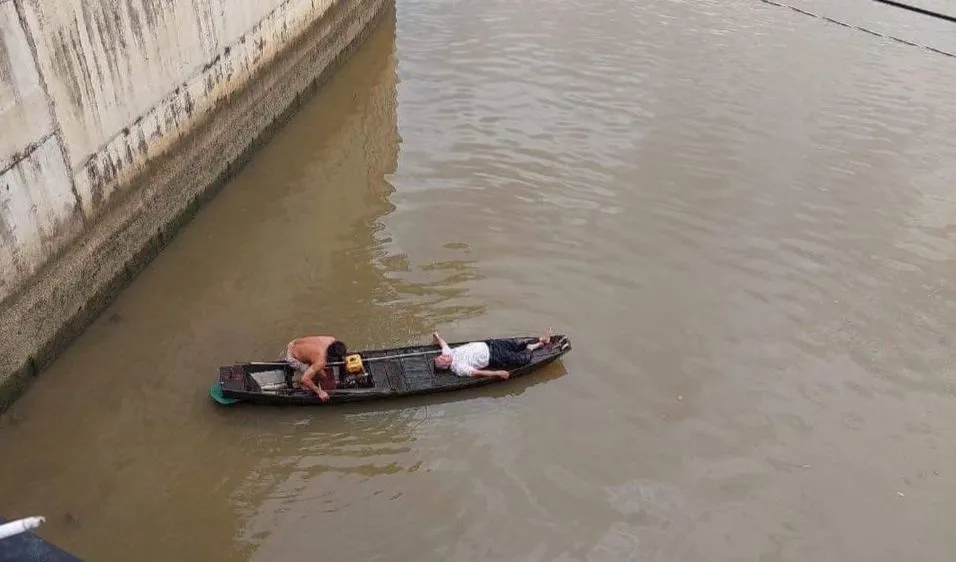 Ô tô bất ngờ lao xuống sông Đồng Nai