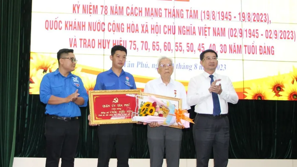 Đồng chí Dương Ngọc Hải trao Huy hiệu Đảng cho đảng viên Châu Hiếu Sâm