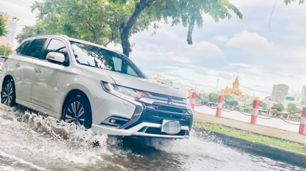Chiều 1-9, triều cường đột ngột dâng cao làm ngập nhiều tuyến đường tại TP Cần Thơ