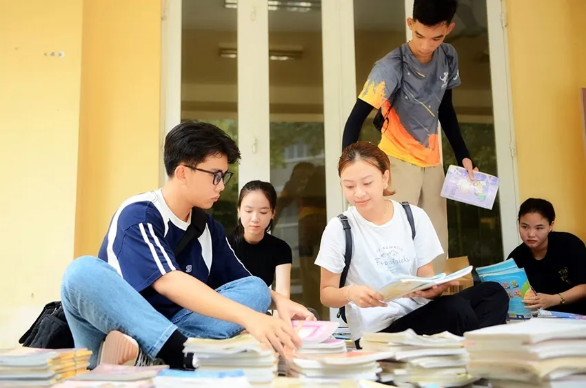Sinh viên Trường đại học Sư phạm phân loại sách trước khi chuyển vào Gia Lai. Ảnh: Báo Thừa Thiên Huế
