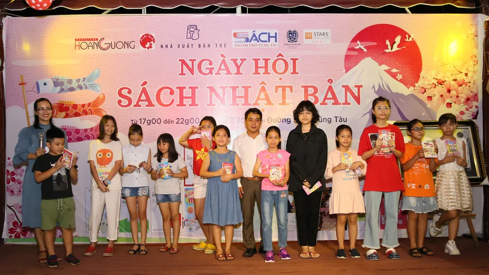 Tặng sách cho các em học sinh tham gia hoạt động tại Đường sách Vũng Tàu
