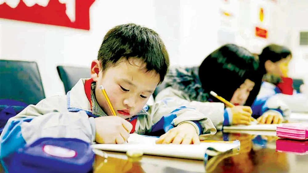 Học sinh tiểu học tại tỉnh Quý Châu, Trung Quốc làm bài tập sau giờ học