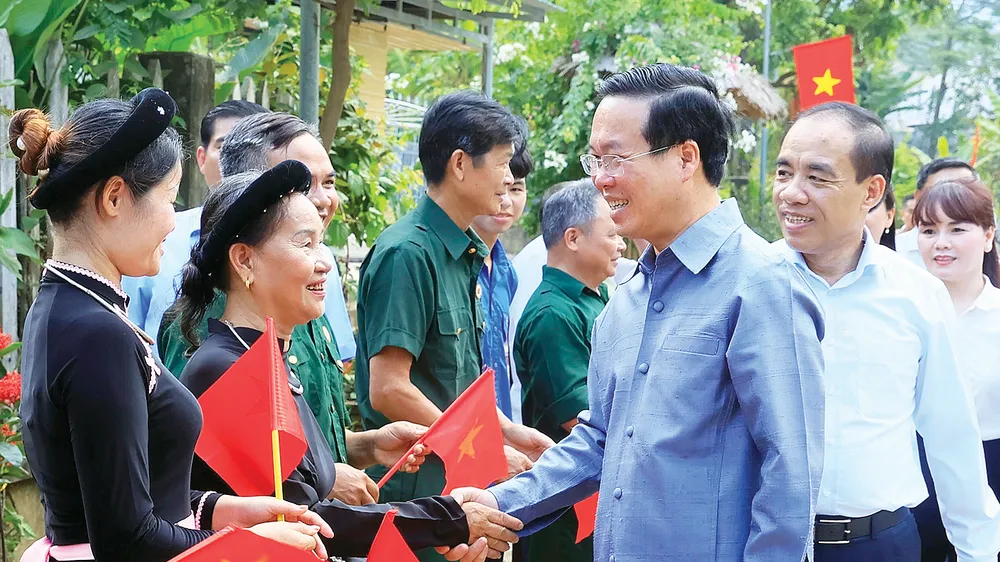 Chủ tịch nước Võ Văn Thưởng thăm hỏi nhân dân thôn Tân Lập, xã Tân Trào, huyện Sơn Dương, tỉnh Tuyên Quang. Ảnh: TTXVN