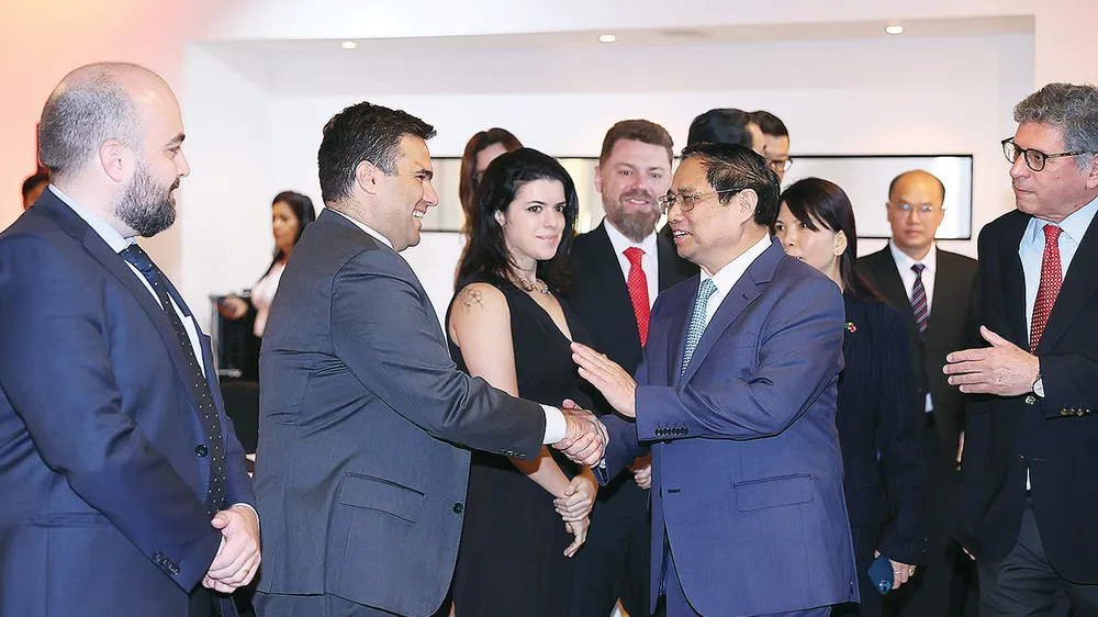 Thủ tướng Phạm Minh Chính với đại diện các doanh nghiệp Brazil. Ảnh: TTXVN