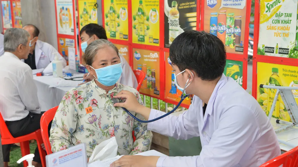 Khám bệnh miễn phí cho người cao tuổi tại quận 6, TPHCM. Ảnh: CAO THĂNG