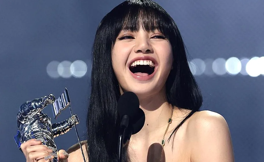 Thành viên Lisa của nhóm nhạc Blackpink