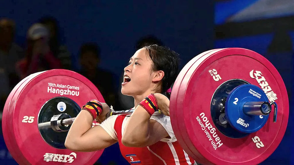 Nữ lực sĩ Ri Song-gum đã tạo nên khoảnh khắc ấn tượng bậc nhất tại Asiad 19