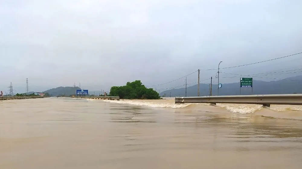 Học sinh vùng lũ Nghệ An: Đường đến trường khó càng thêm khó
