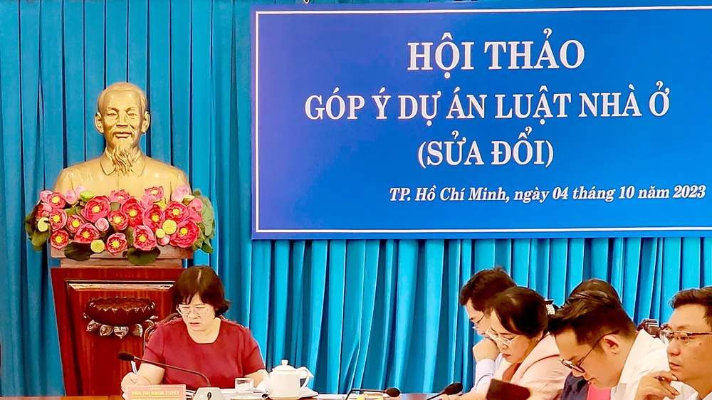 Phó trưởng đoàn chuyên trách Đoàn đại biểu Quốc hội TPHCM Văn Thị Bạch Tuyết chủ trì hội thảo