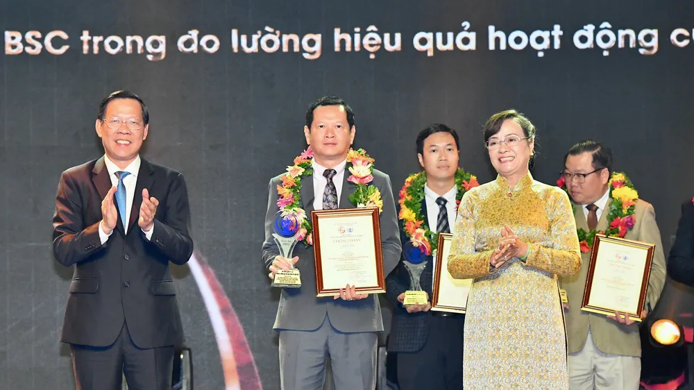 Chủ tịch UBND TPHCM Phan Văn Mãi trao Giải thưởng Sáng tạo TPHCM lần thứ 3 vào ngày 8-9. Ảnh: VIỆT DŨNG