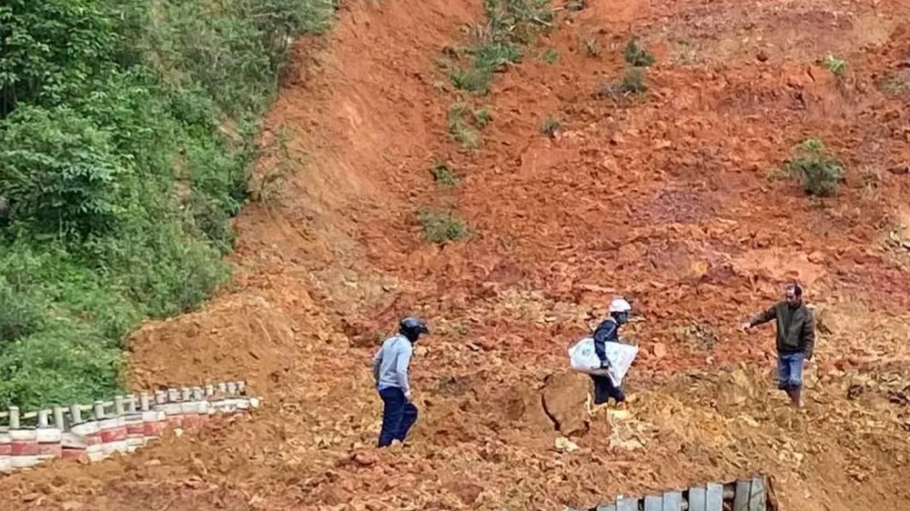 Sạt lở đèo Lò Xo, chia cắt Quảng Nam và Kon Tum
