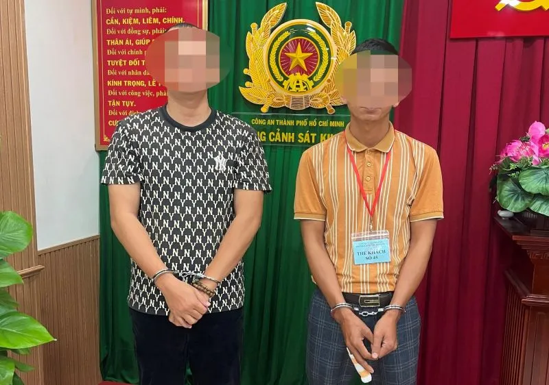 Linh và Nghĩa tại cơ quan công an