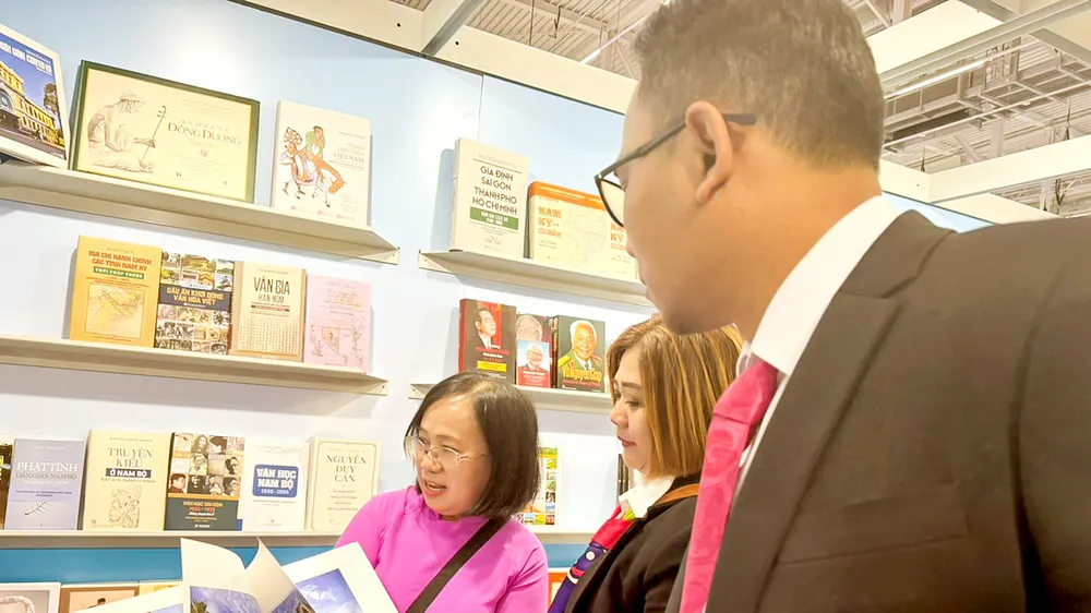 Bà Đinh Thị Thanh Thủy, Phó Chủ tịch Hội Xuất bản Việt Nam, Giám đốc - Tổng Biên tập Nhà xuất bản Tổng hợp TPHCM, giới thiệu với khách quốc tế các ấn phẩm trong gian hàng sách TPHCM
