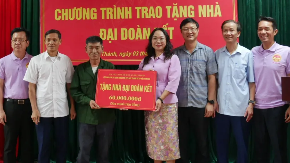 Tặng nhà đại đoàn kết cho gia đình chính sách ở Thái Nguyên