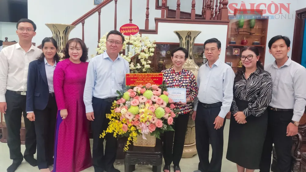 Phó Chủ tịch UBND TPHCM Nguyễn Văn Dũng thăm nhà giáo tiêu biểu