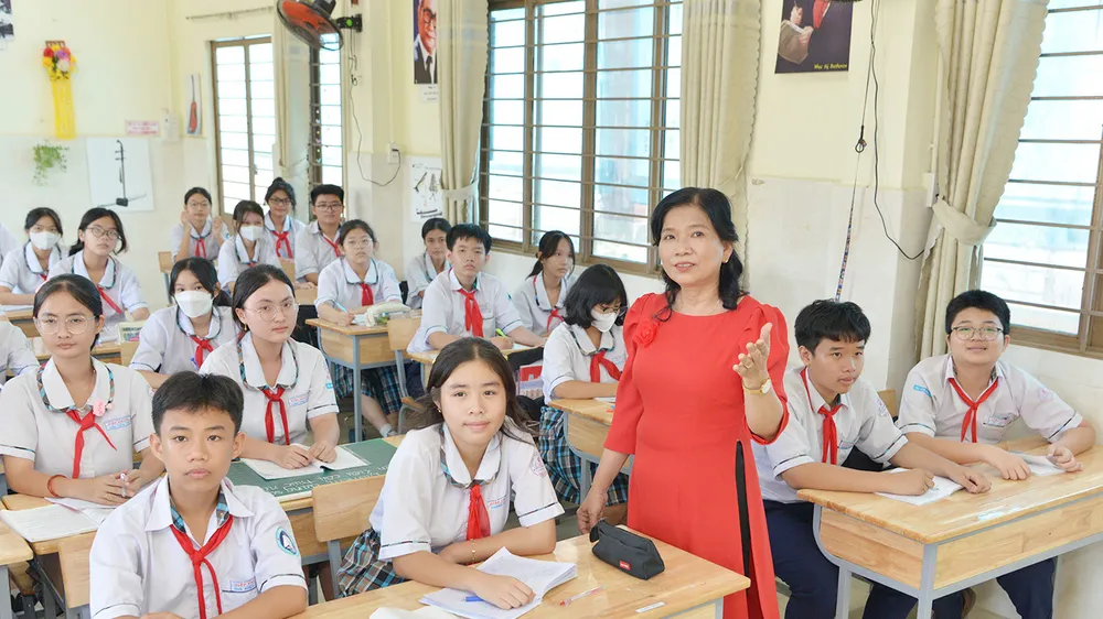 Cô Nguyễn Thị Minh Duyên, Trường THCS Hiệp Phước, huyện Nhà Bè, TPHCM trong giờ lên lớp. Ảnh: CAO THĂNG