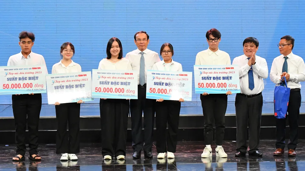 Bí Thư Thành ủy TPHCM Nguyễn Văn Nên trao học bổng “Tiếp sức đến trường” cho các bạn tân sinh viên. Ảnh: VIỆT DŨNG